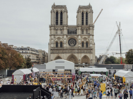 Katedrala Notre Dame spet kraljuje, a kontroverznostim kar ni konca