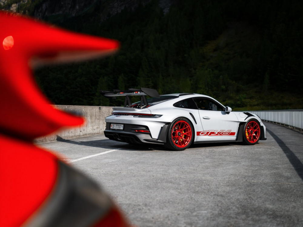 Nižjo prodajo na Kitajskem rešuje prodaja dražjih porschejev