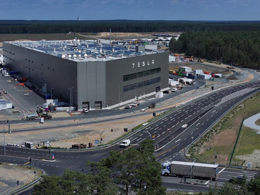 Tesla zvišuje plače delavcem v ameriških tovarnah