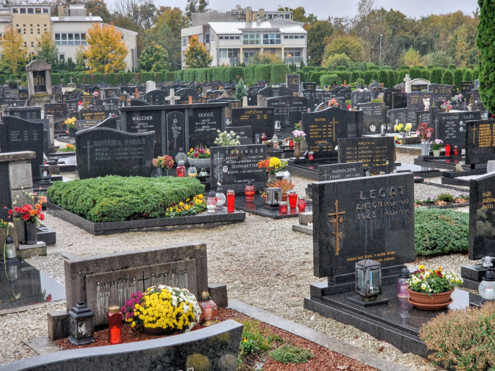 Inflacija zarezala tudi v pogrebništvo, kjer cene rastejo