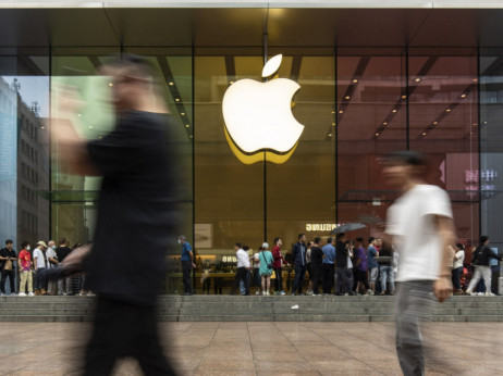 Apple kljub dobri prodaji iphona in storitev z upadom prihodkov