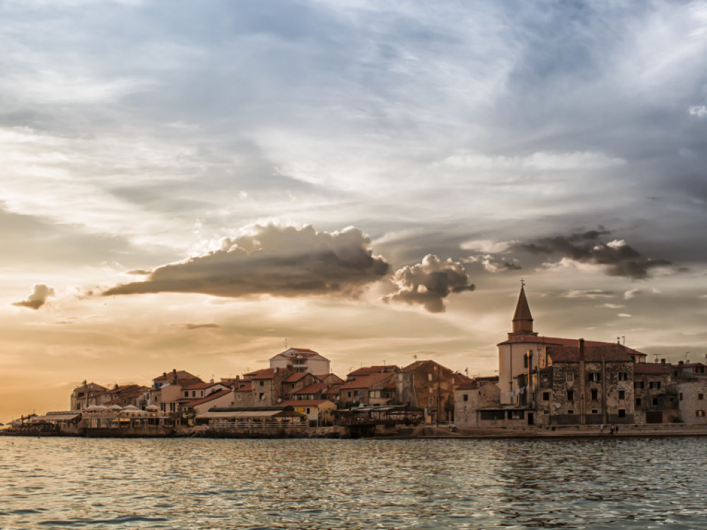 Država na dražbi prodaja počitniško hišo v Pelegrinu