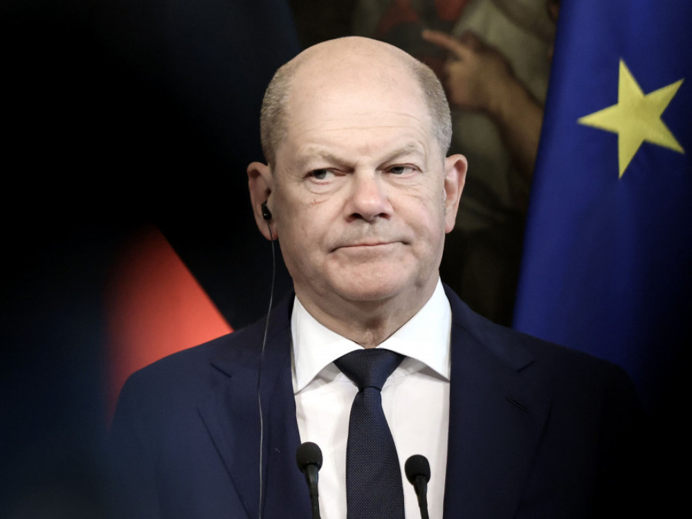Top 5 novic: Čigav odsev v ogledalu vidi nemški kancler Scholz?