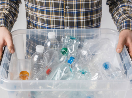 Potrošniške organizacije proti zavajanju proizvajalcev vode v plastenkah