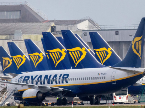 Ryanair znižal napoved dobička zaradi težav s 'piratskimi' spletnimi ponudniki