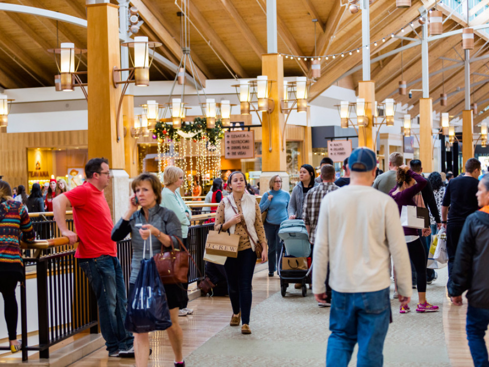 Črni petek: Bo upad zaupanja potrošnikov pokvaril načrte slovenskih trgovcev?