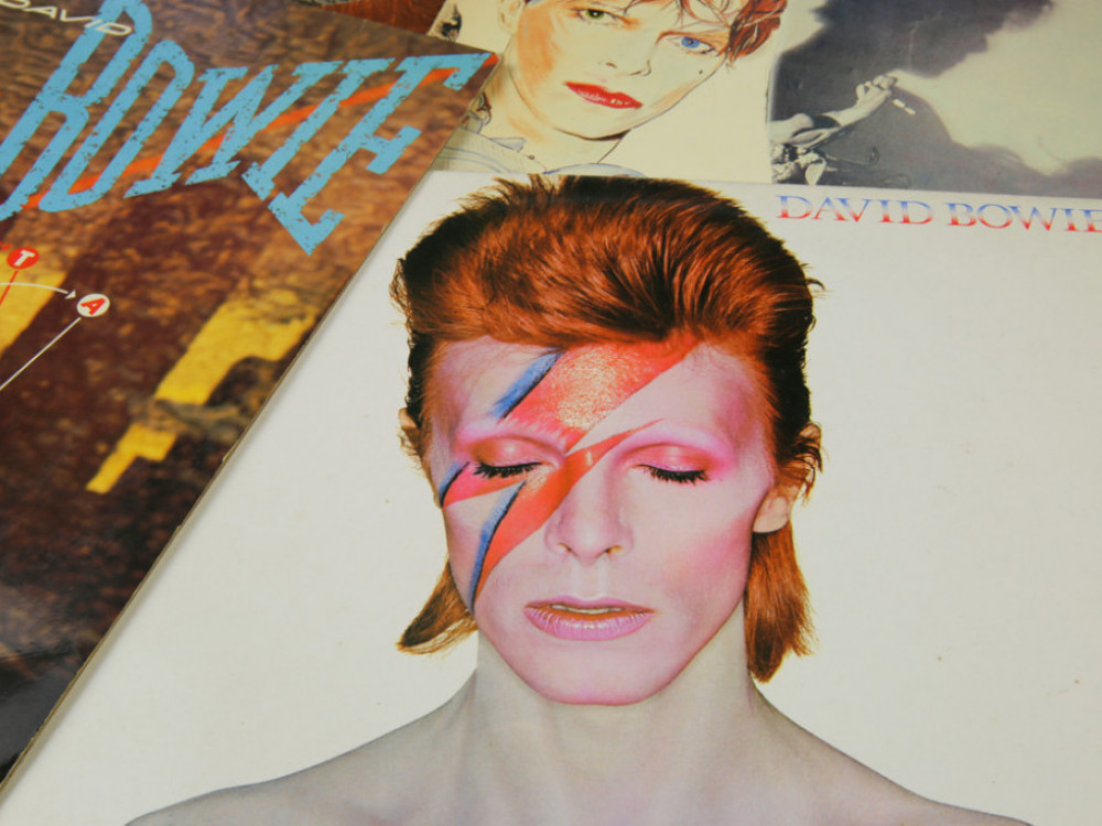 Dražba rokopisov Davida Bowieja: Bodo presegli 100 tisoč funtov?