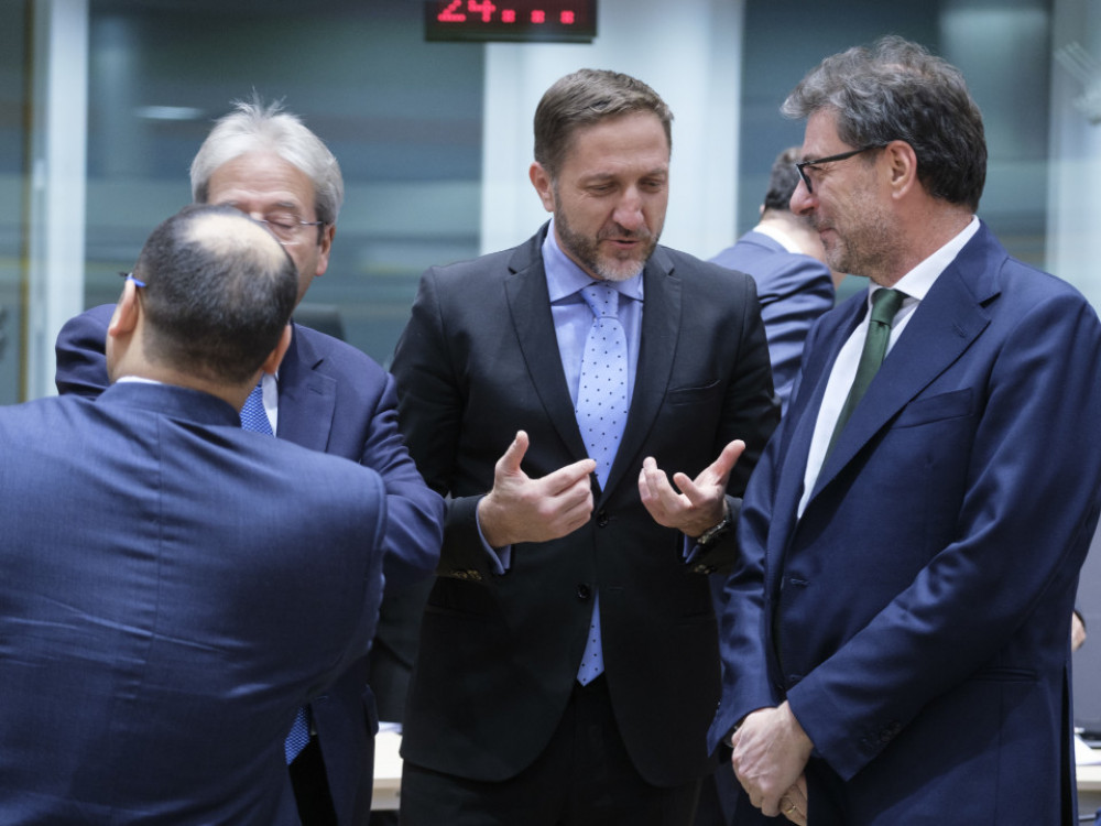 Top 5 novic za začetek dneva: Španska ugrabitev finančnih ministrov