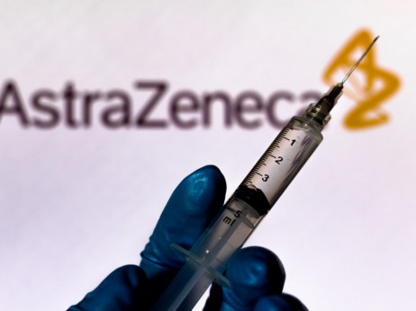 AstraZeneca s trga umaknila cepivo proti covid-19
