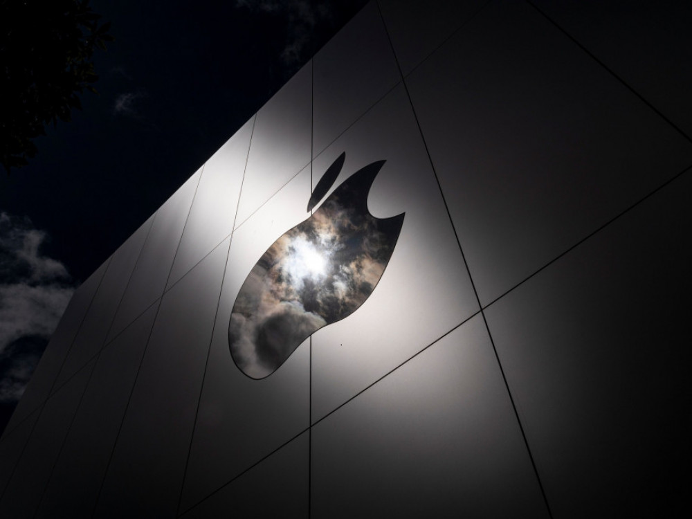 Apple po desetletju vrgel puško v koruzo