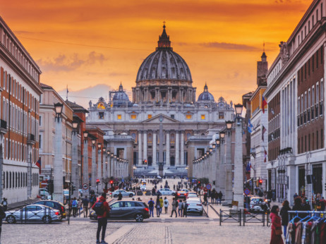Vatikan obsodil kardinala za goljufijo, pri nas pa oproščeni ekonom toži državo