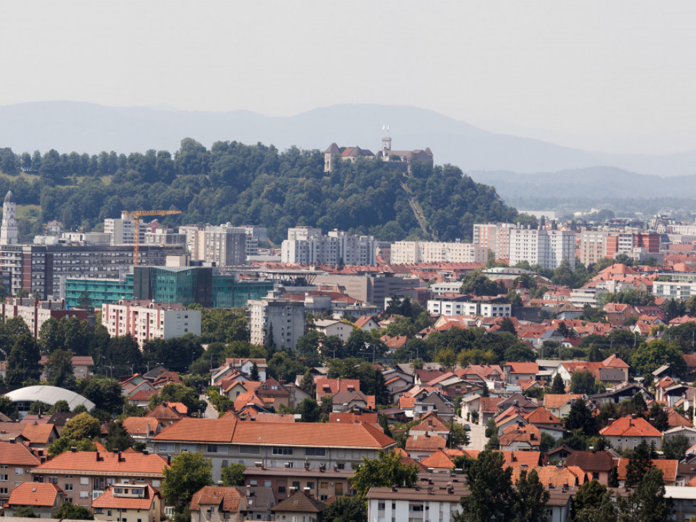 Nepremičnine: Kupci tudi višajo ceno, samo da bi prišli do stanovanja