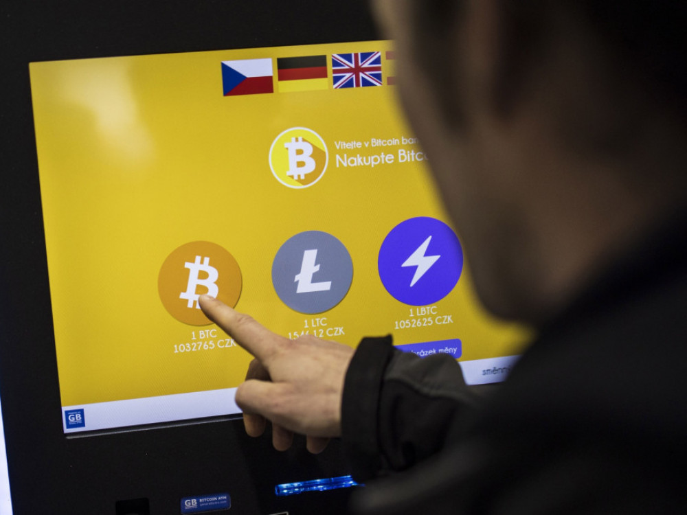 Zgodbe dneva: Slovenija z ljudsko obveznico in vihravi bitcoin