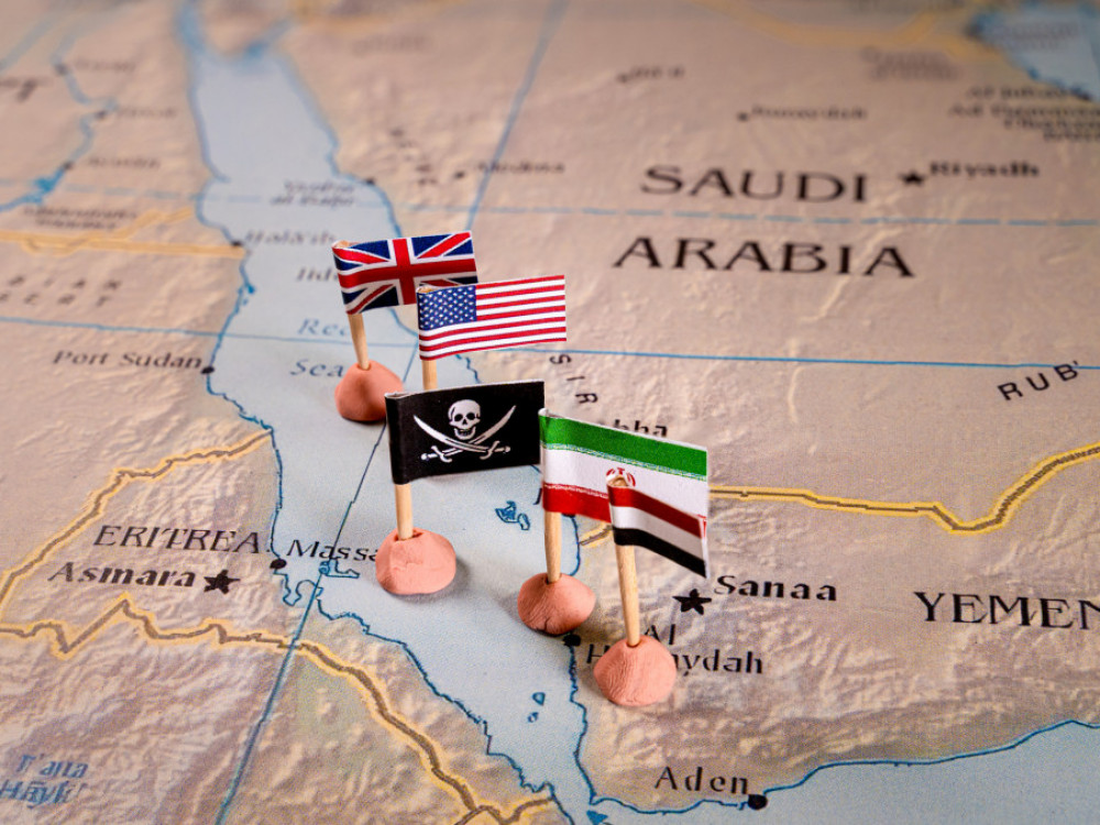 Po napadu hutijevcev v bližini Jemna zagorel tanker; cene nafte navzgor