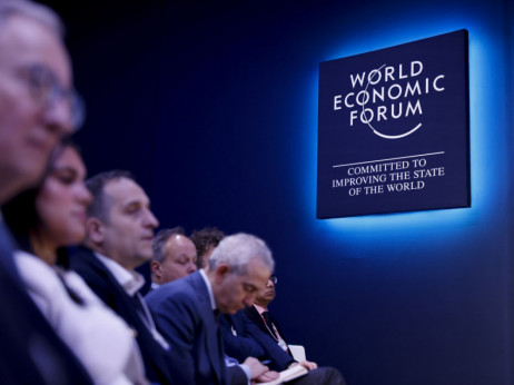 Davos: Prihod prvega bilijonarja, pohod UI in smrt davoškega človeka