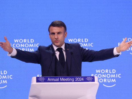 Macron v Davosu pozval k izdaji skupnih evropskih obveznic