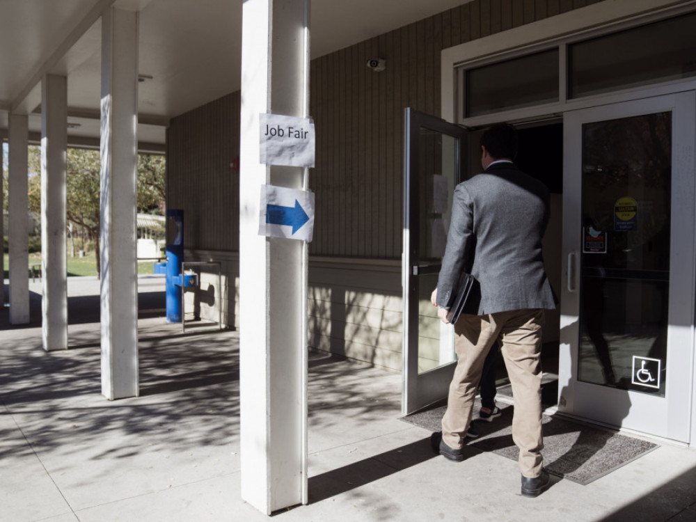 V ZDA januarja upočasnitev zaposlovanja in rasti plač