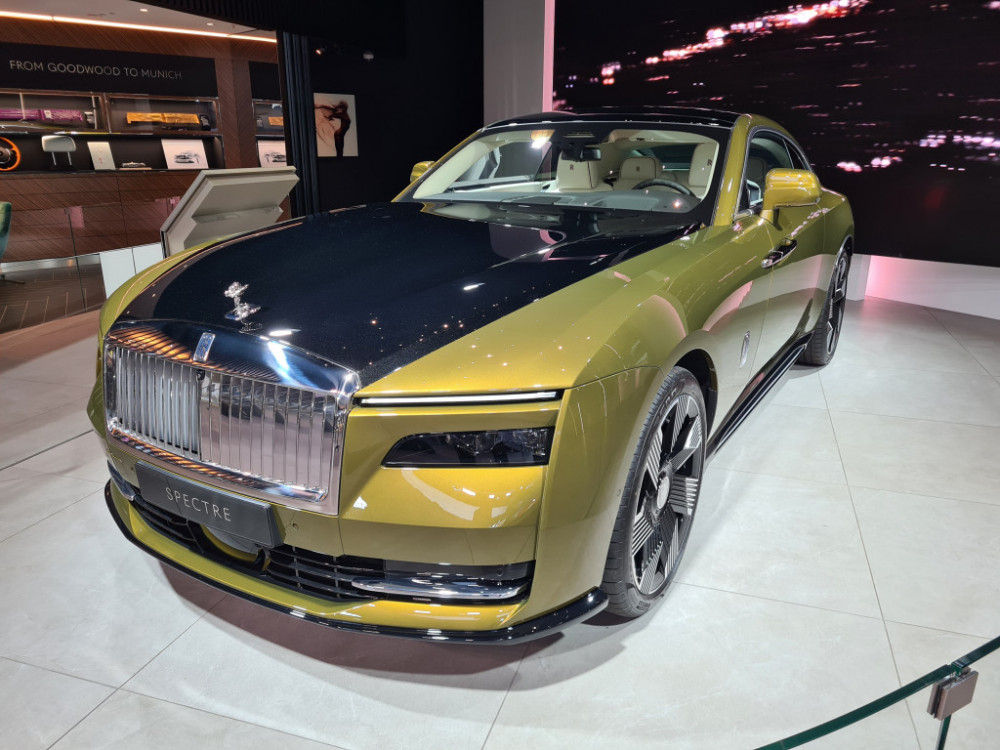 Sedli smo za volan električnega rolls-roycea