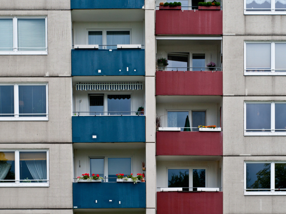 Zgodbe dneva: Višanje cen nepremičnin in porazna Tesla