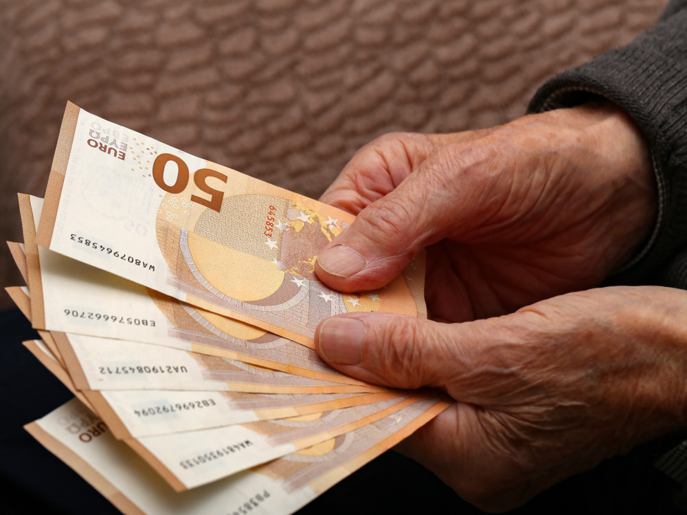 Banka Slovenije: Slovenija edina v EU dovolj dvignila minimalno plačo