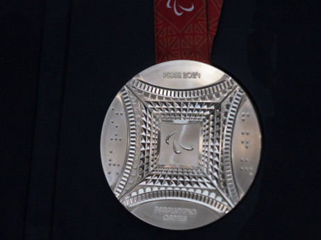 Medalje za Pariz 2024 narejene iz Eifflovega stolpa
