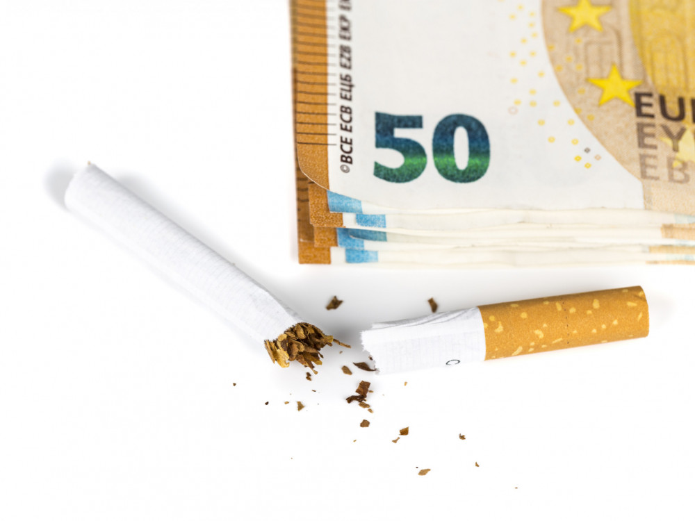 Ali zviševanje davkov na tobak res zmanjšuje kajenje?