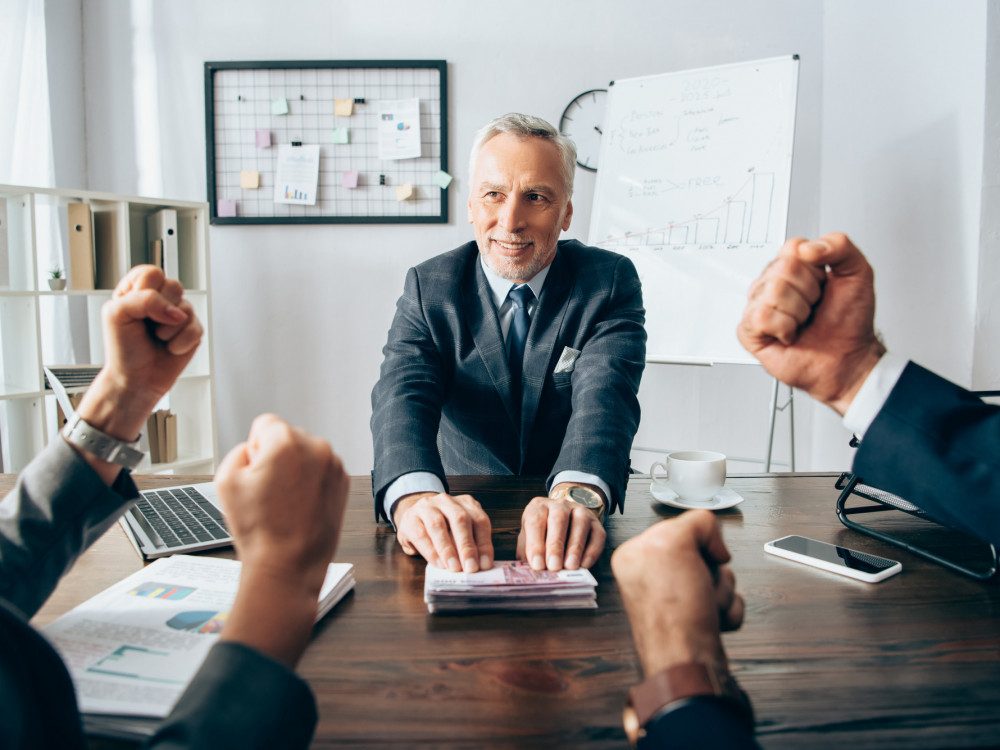 Kdo so espeji milijonarji: od strežbe pijače, prodaje vozil do transportnih magnatov