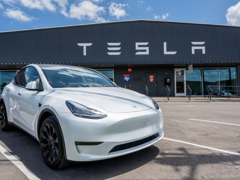 Tesla prvič po pandemiji z medletnim upadom dobavljenih vozil