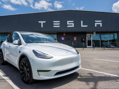 Tesla prvič po pandemiji z medletnim upadom dobavljenih vozil