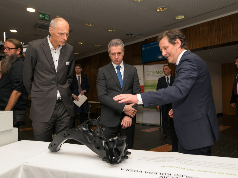 Bo Golob upošteval interes slovenske avtoindustrije in zavrnil 'kitajske carine'?