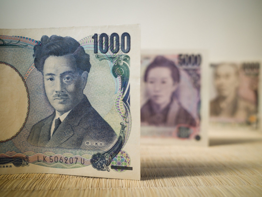 Analitik: Kdaj se zadolževanje v japonskih jenih državi splača?