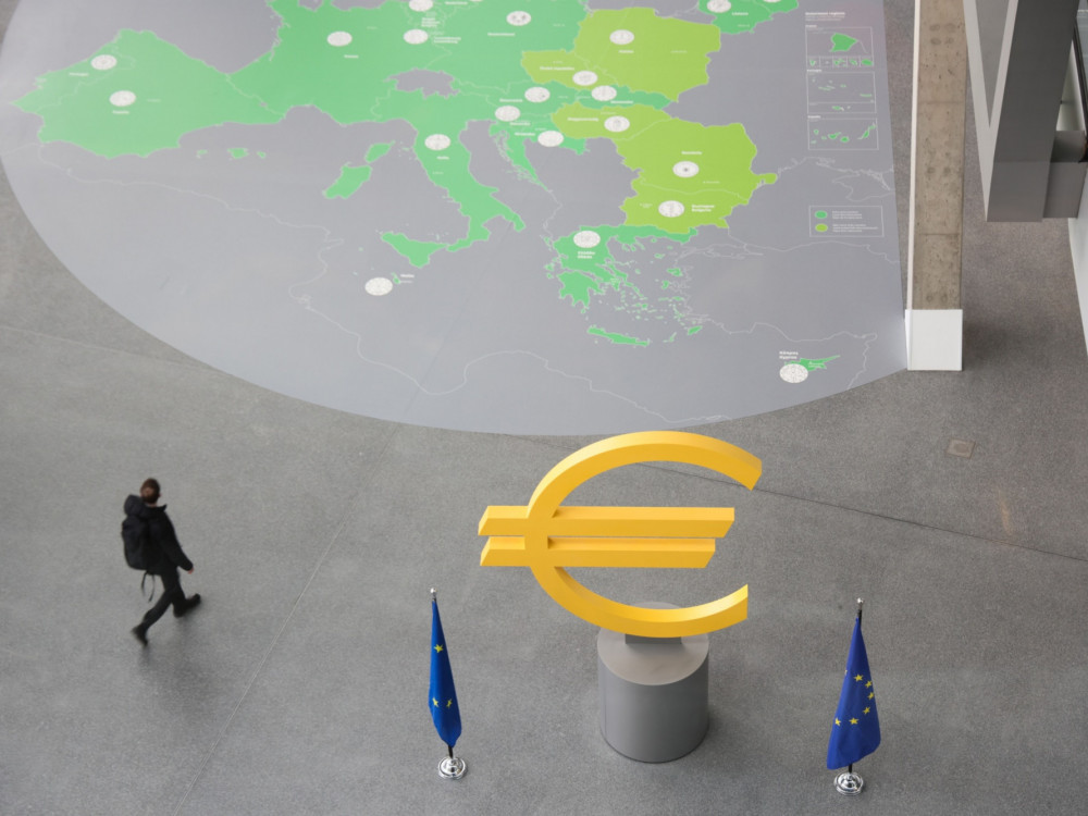 Evro v primerjavi z dolarjem izgubil 0,5 odstotka vrednosti