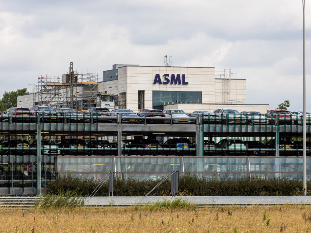 ASML umaknil napoved rasti za leto 2026 zaradi negotovosti zaradi carin
