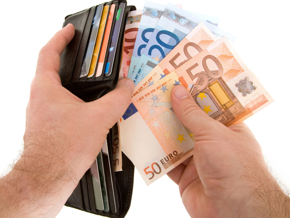 Februarske plače povprečno nižje od januarskih