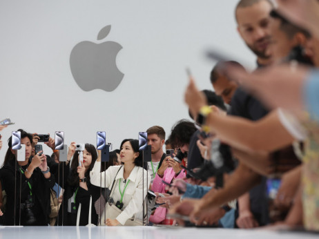 Apple z manjšimi prihodki, a tudi najobsežnejšim odkupom delnic doslej