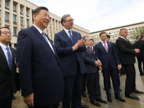 Xi v Srbiji gradi tovarne, Vučić pa regijski vpliv
