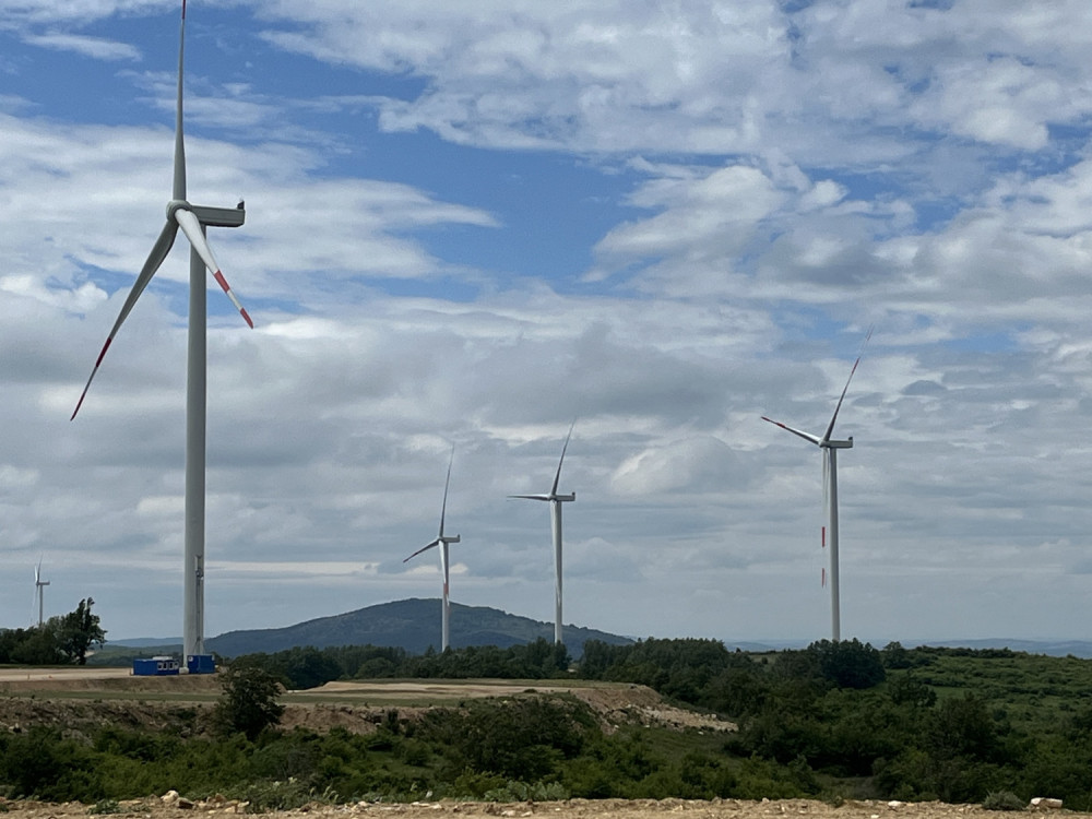 Zagon vetrne elektrarne Kostićeve MK Group in slovenskega sklada ALFi