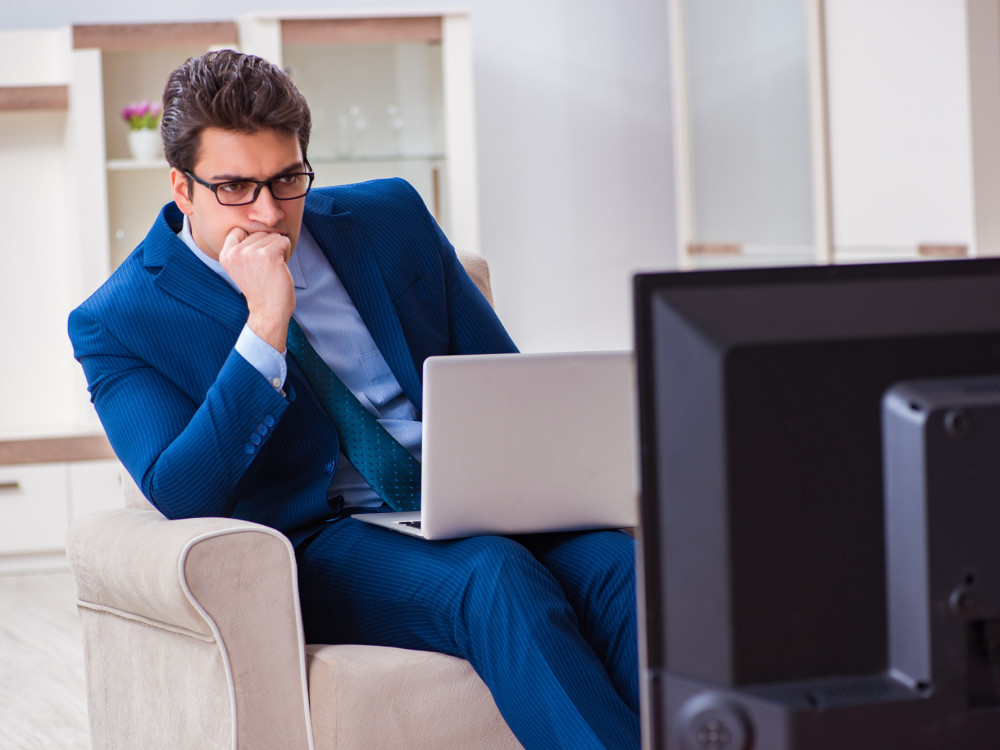 Ali lahko direktor kar pobota izplačilo plače z dolgom delavca?