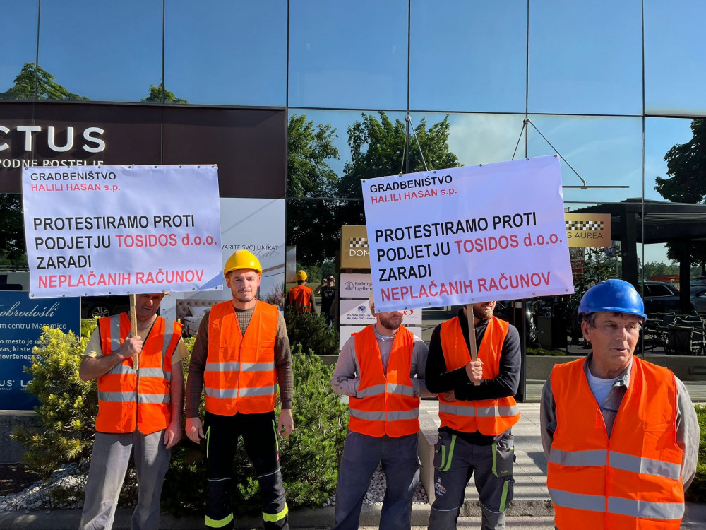 Podizvajalci protestirajo. Tosidos: očitki ne držijo