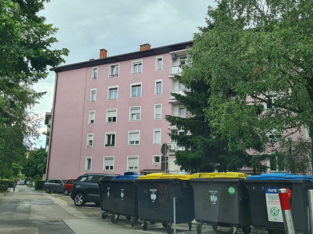 Vročica na dražbi: 56 dražiteljev ceno stanovanja zvišalo za 145 odstotkov
