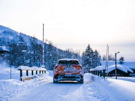 Prodaja električnih avtov se ohlaja, v Sloveniji pa je že zima
