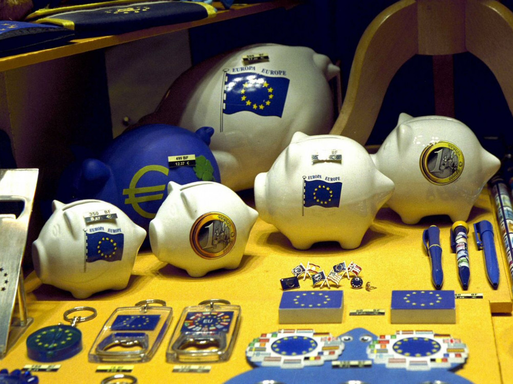 Evro je ujet med hudičevim Fedom in razburkanim političnim morjem