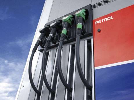 Rast delnice Petrola prehiteva konkurenco. Kaj so tveganja za poslovanje Petrola?