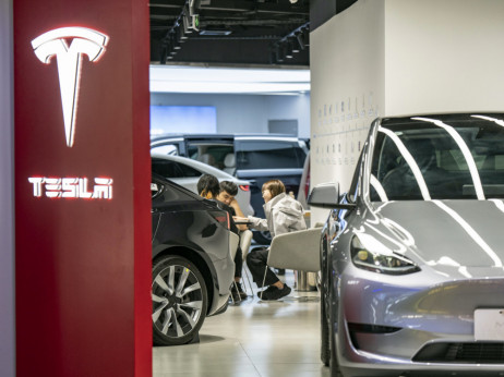 Pregled borz: Tesla največje presenečenje, čakajo se volitve v ZDA