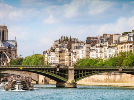Se odpravljate v Pariz? Večja ponudba na Airbnb znižala cene