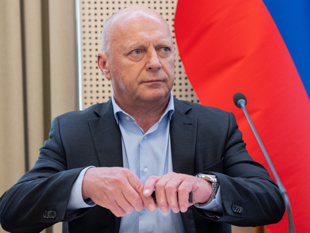 Konec stavke, konec čakalnih vrst na upravnih enotah