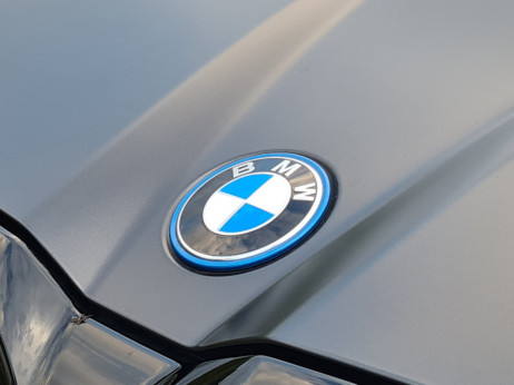 BMW kljub ohlajanju trga z rastjo prodaje električnih avtov