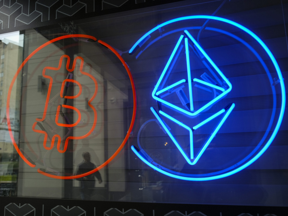 Kupiti bitcoin ali ether? Po štirih letih padel rekord