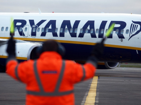 Ryanair s polovico nižjim dobičkom, analitiki kljub temu priporočajo nakup