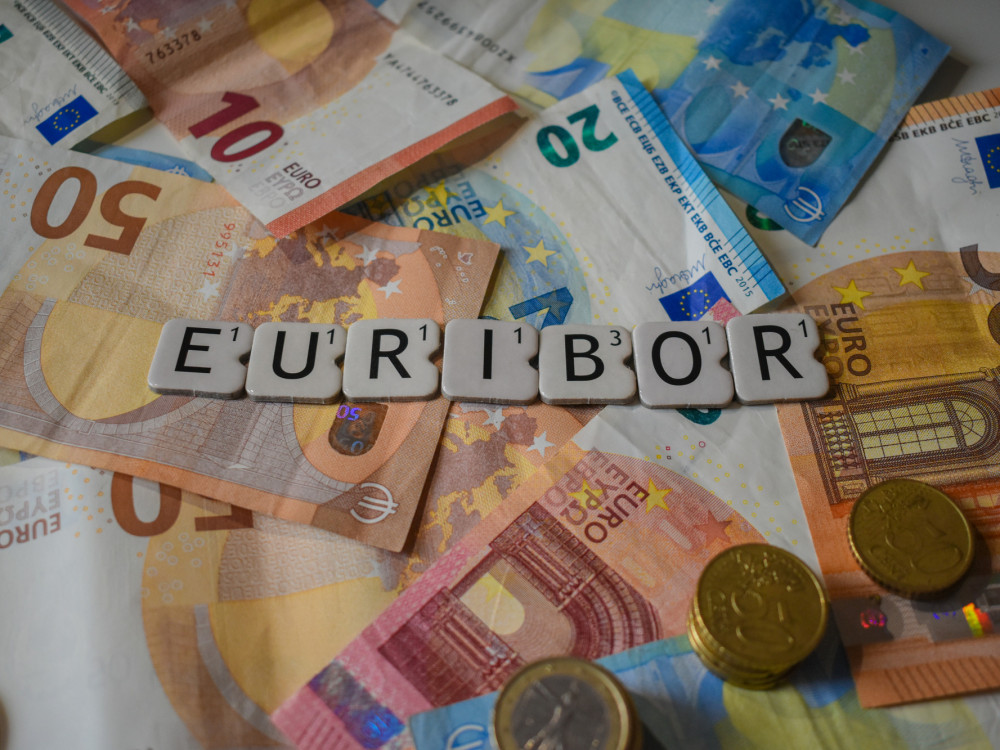 Kako nizko bi se lahko do konca leta spustil euribor?